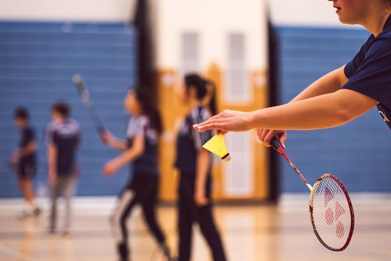 wie man Badminton serviert